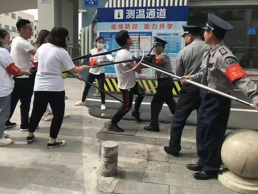 公安分局內(nèi)保大隊(duì)、獵鷹保安公司聯(lián)合開(kāi)展校園反恐防暴演練活動(dòng)