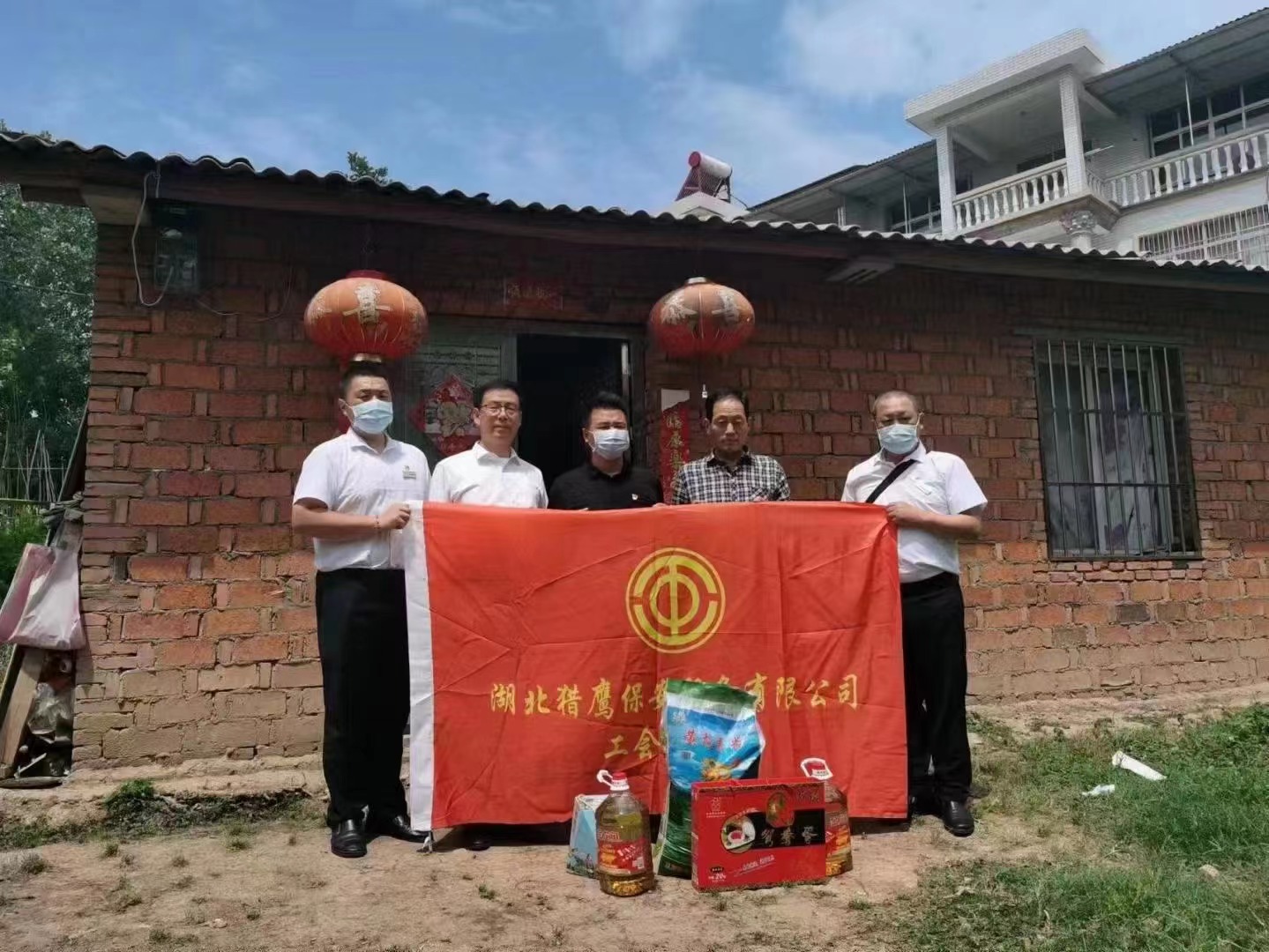 端午節(jié)將至，獵鷹企業(yè)組織員工走進鄉(xiāng)村，為老人送去生活物資