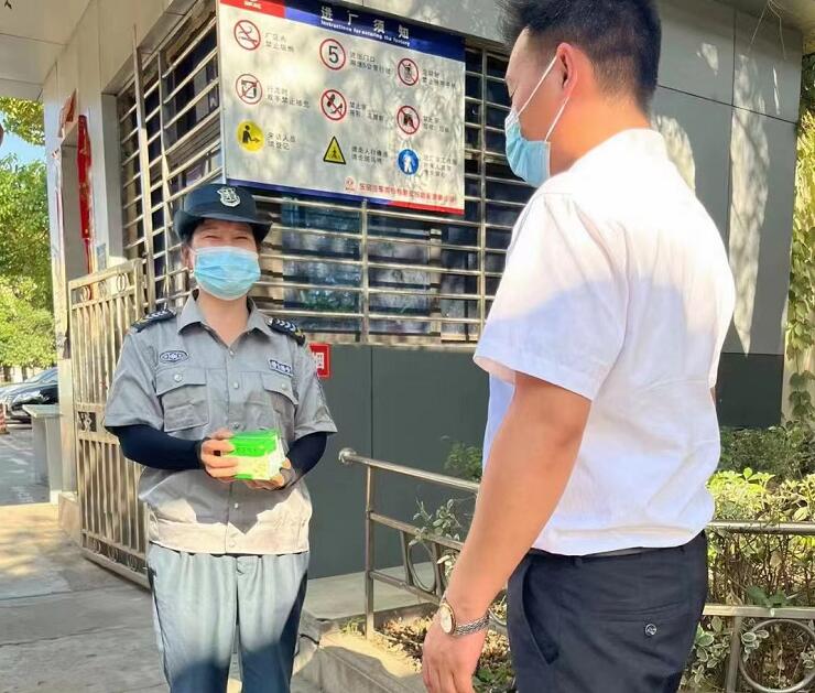 湖北獵鷹保安公司，關(guān)愛(ài)隊(duì)員，為隊(duì)員送去防暑物資