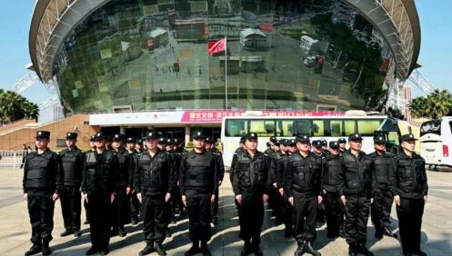 2023襄陽(yáng)馬拉松在我市諸葛亮廣場(chǎng)激情開跑啦！