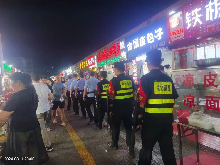 面對(duì)不同的工作環(huán)境和需求，保安工作人員該如何應(yīng)對(duì)？