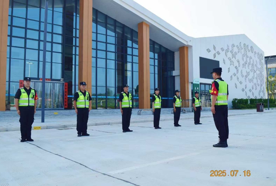 湖北獵鷹保安公司無(wú)畏“烤”驗(yàn)，開(kāi)展交通指引手勢(shì)專(zhuān)題培訓(xùn)